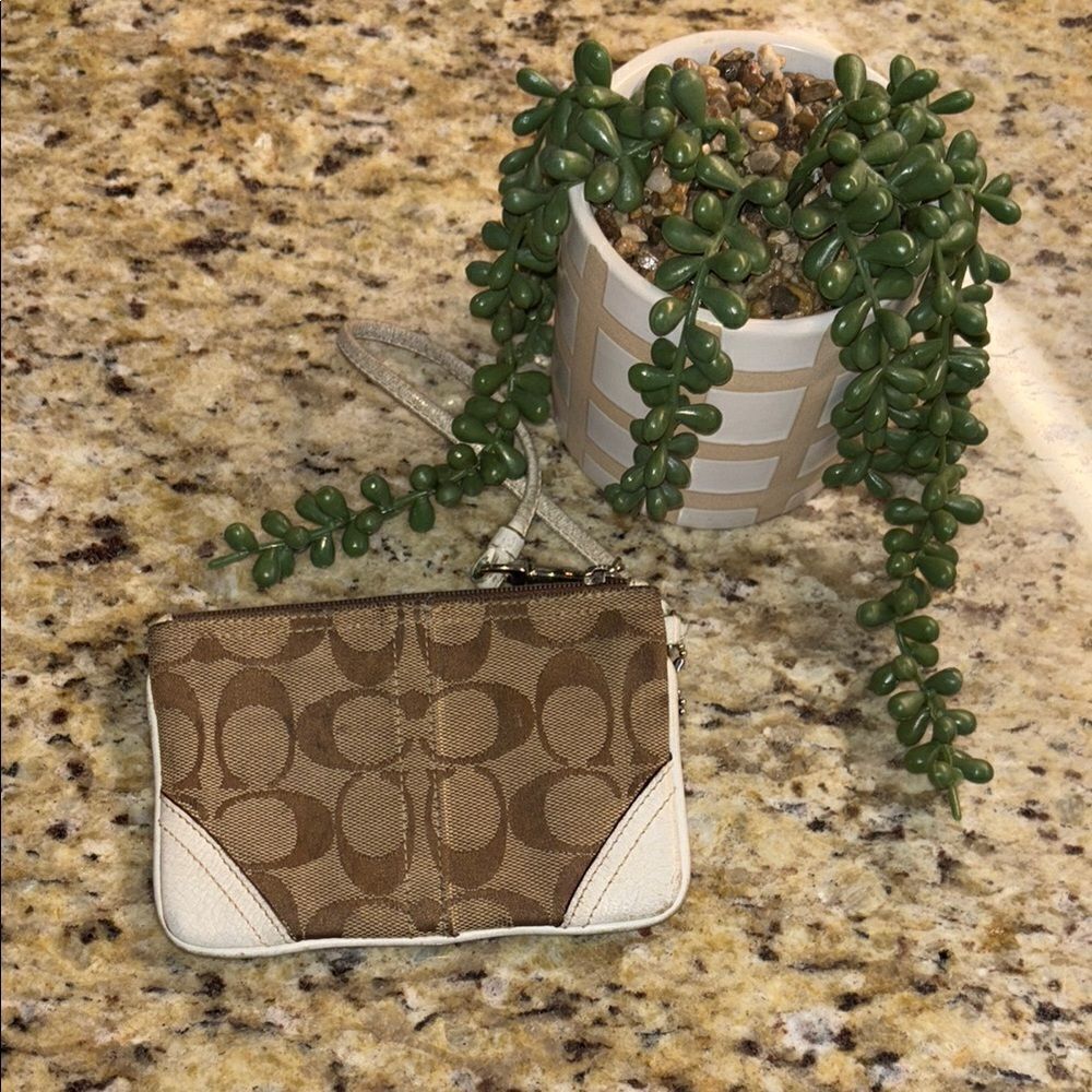 Vintage Signature C Coach Chic Brown and Cream Leather Patterned Wristlet